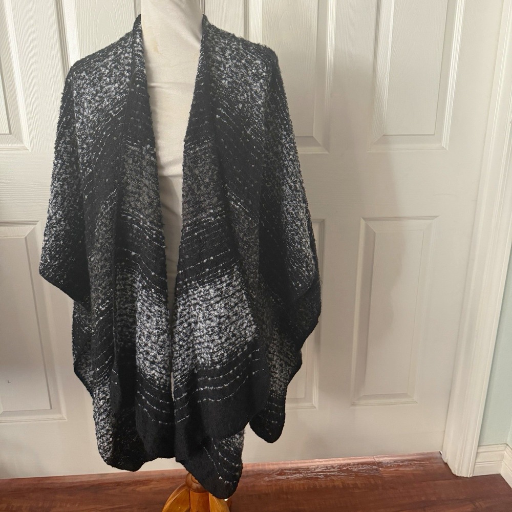 Woolrich Black White Boucle Ruana Wrap Shawl Poncho One Size Open Front Cozy